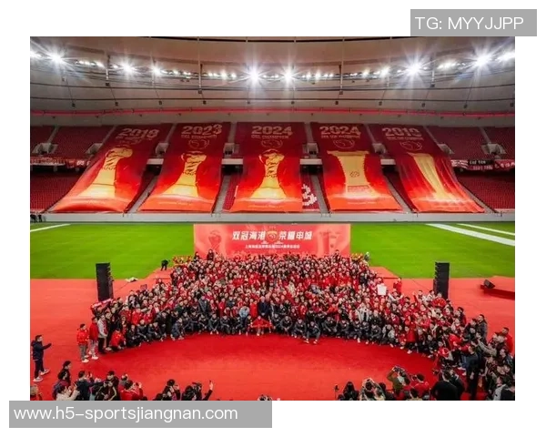 上海海港喜获三连冠更衣室庆祝合影传递冠军荣耀